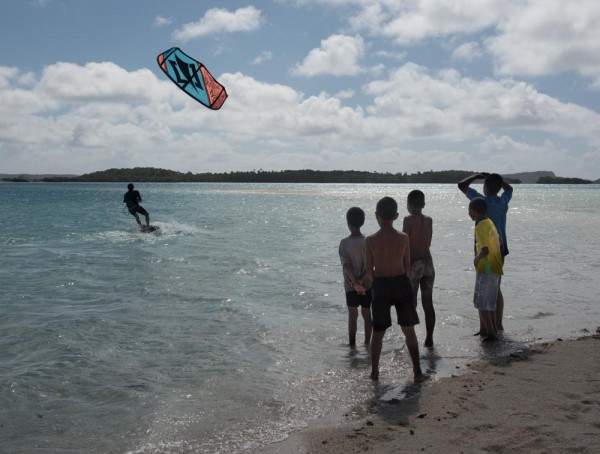 Steve from Citrus Tart showing them how to kite